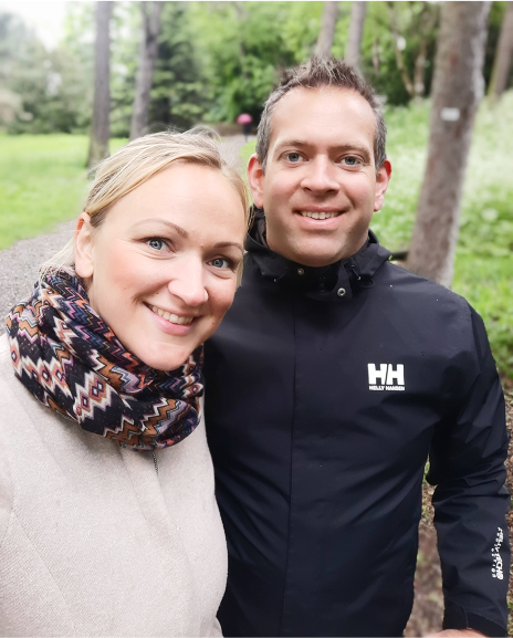 Lars og Miriam ute i skogen
